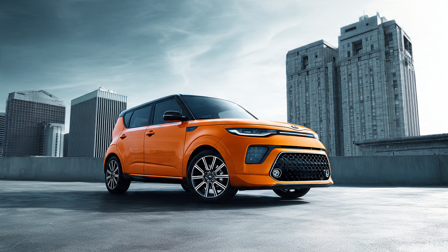 Kia Soul boxy profile, highlighting its tall roofline on a compact subcompact platform